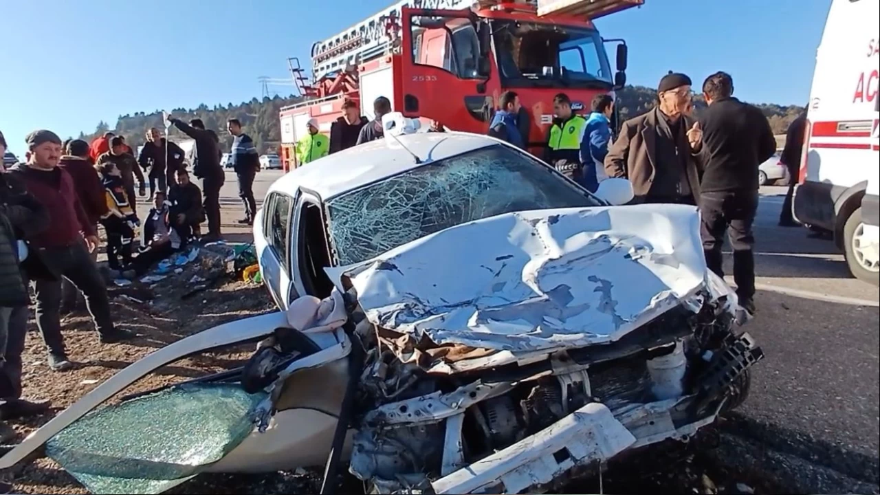 Burdur- Fethiye karayolunda 3 ara� �arp��t�, 1 �l�, 5 a��r yaral�