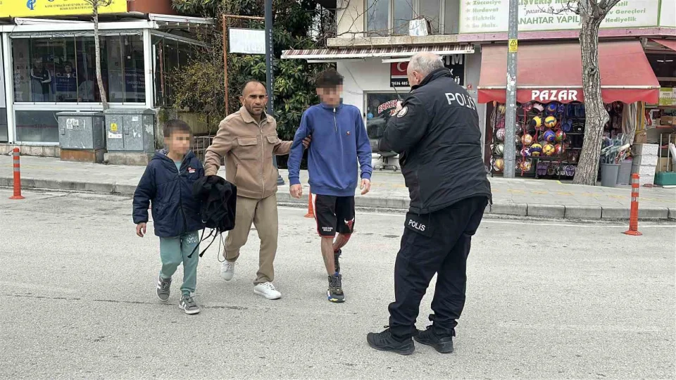 Burdur'da 2 gen� tan�mad��� bir ki�i taraf�ndan b��akland�