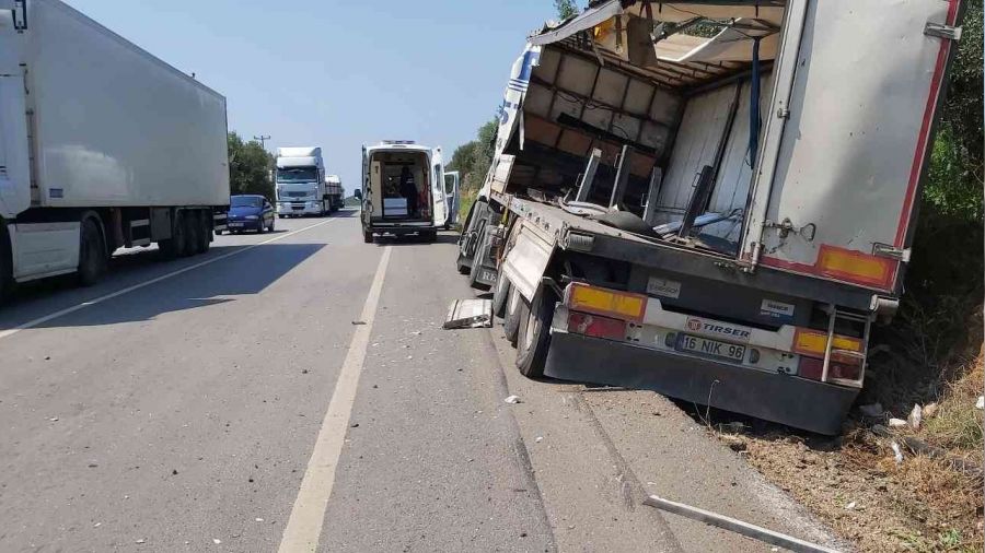Bursa'da iki kamyon kafa kafaya çarpıştı