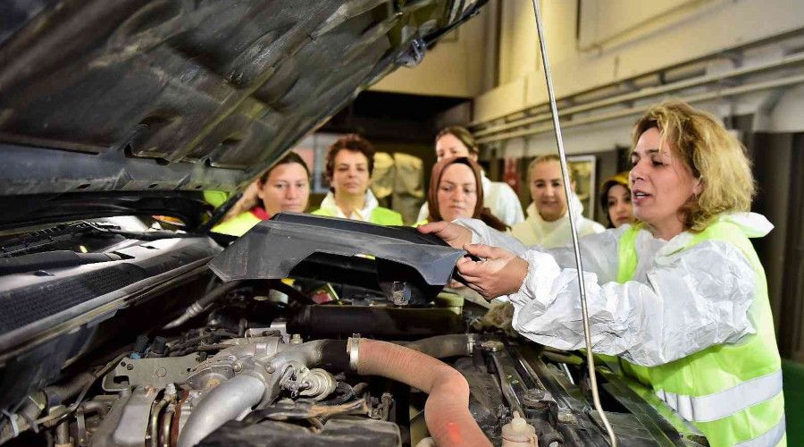 Bursa'da kad�n s�r�c�lere ara� bak�m e�itimi