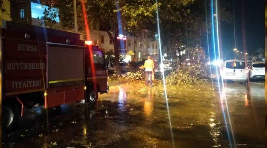 Bursa'da sağanak hayatı felç etti