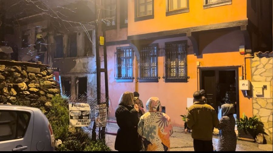 Bursa'da tarihi binada korkutan yang�n