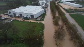 Bursa'da �r�nl� Deresi ta�t�: Ara�lar mahsur kald�