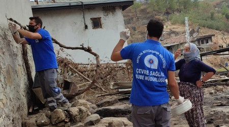 Büyükşehirden yangın bölgelerine ilaçlama