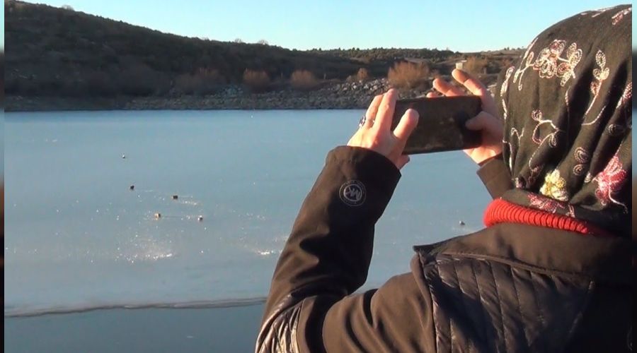 Buz tutan Kuruçay Göleti ilgi odağı oldu