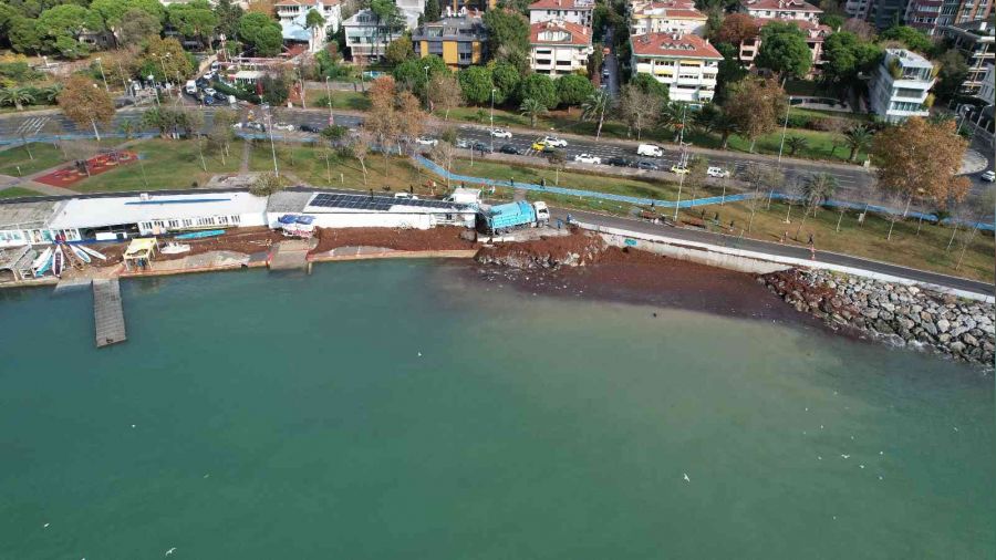 Caddebostan Sahil k�rm�z� yosunla kapland�