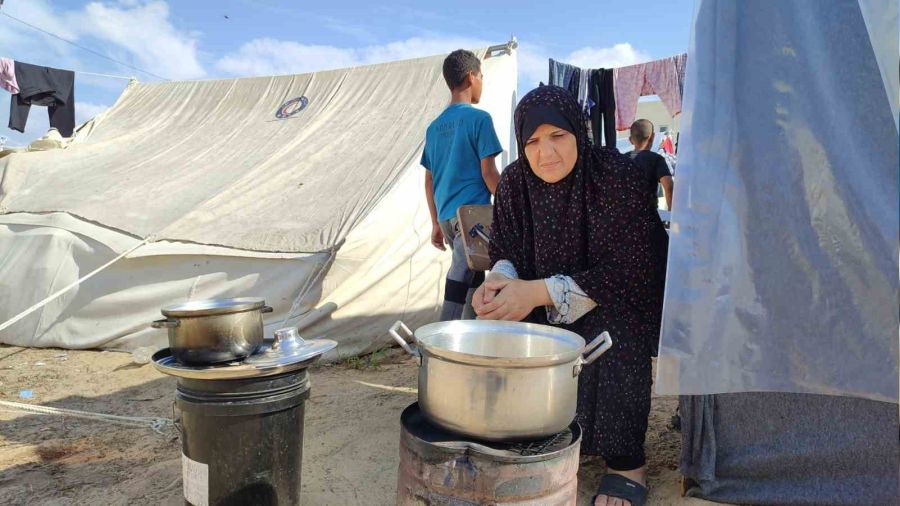 �ad�r kamp�nda kalan Filistinli kad�n: 'N�betle�e uyuyoruz'