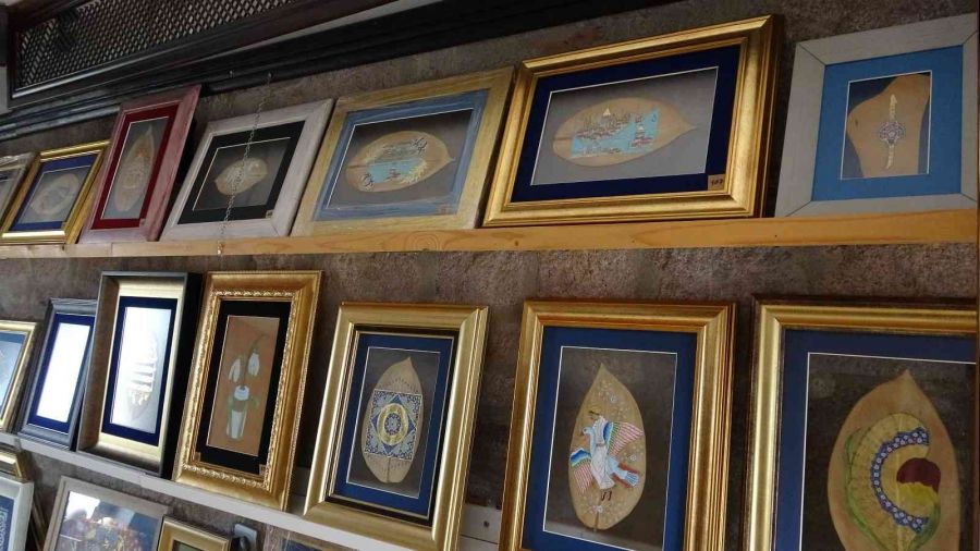 Çanakkale'nin simgelerini yaprağa işledi