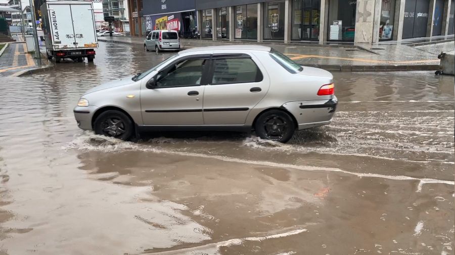 Çankırı’da şiddetli sağanak ve dolu yağışı hayatı olumsuz etkiledi