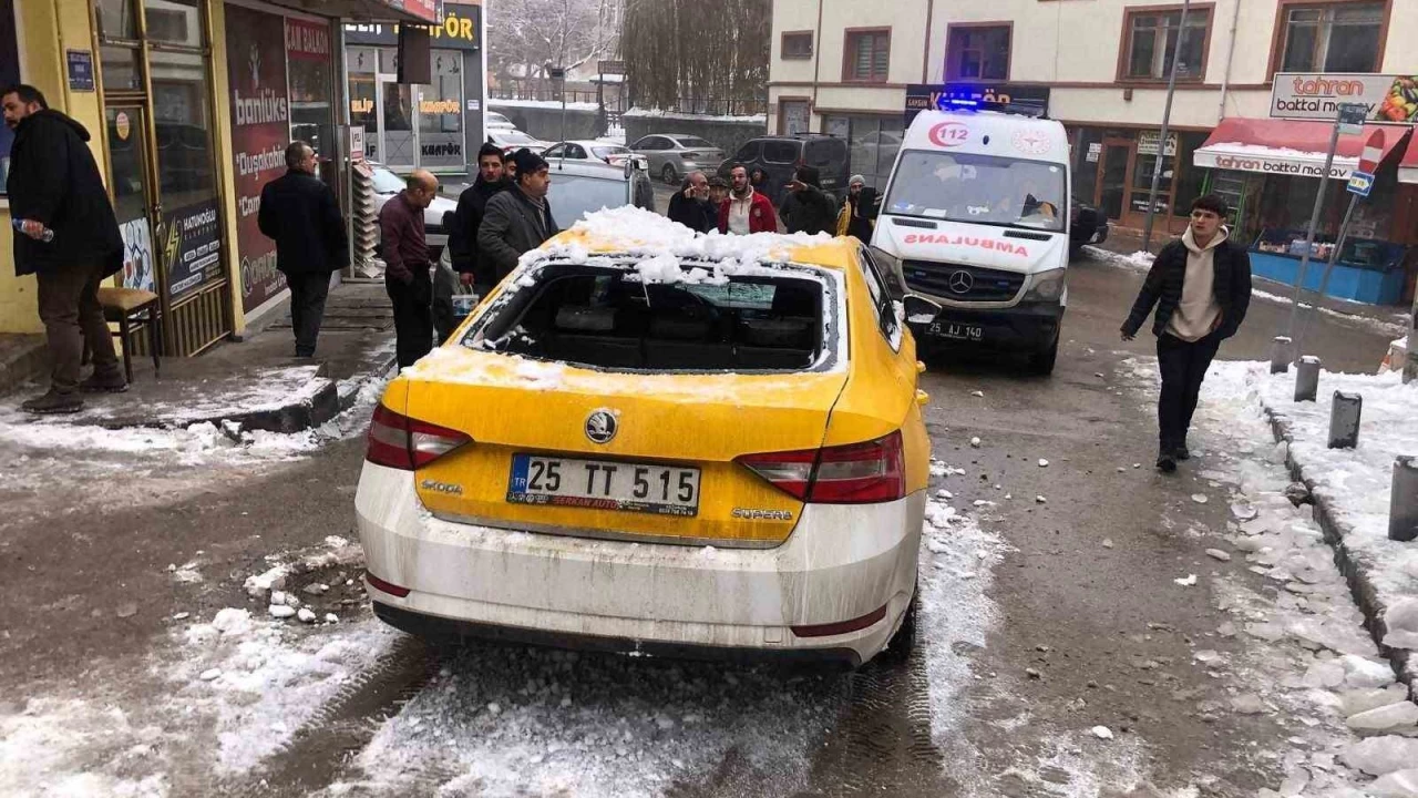 Çatıdan düşer kar kütlesi 2 otomobili kullanılamaz hale getirdi