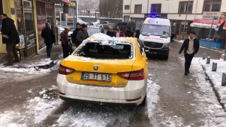 Çatıdan düşer kar kütlesi 2 otomobili kullanılamaz hale getirdi
