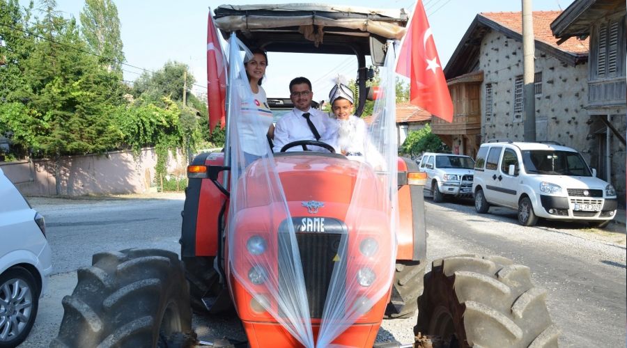 Çiftçi ailesinin sünnet düğünü böyle olur