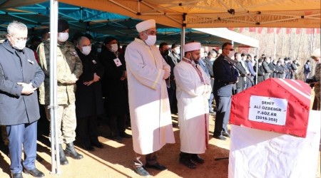 Çığ şehidinin namazını ağabeyi kıldırdı