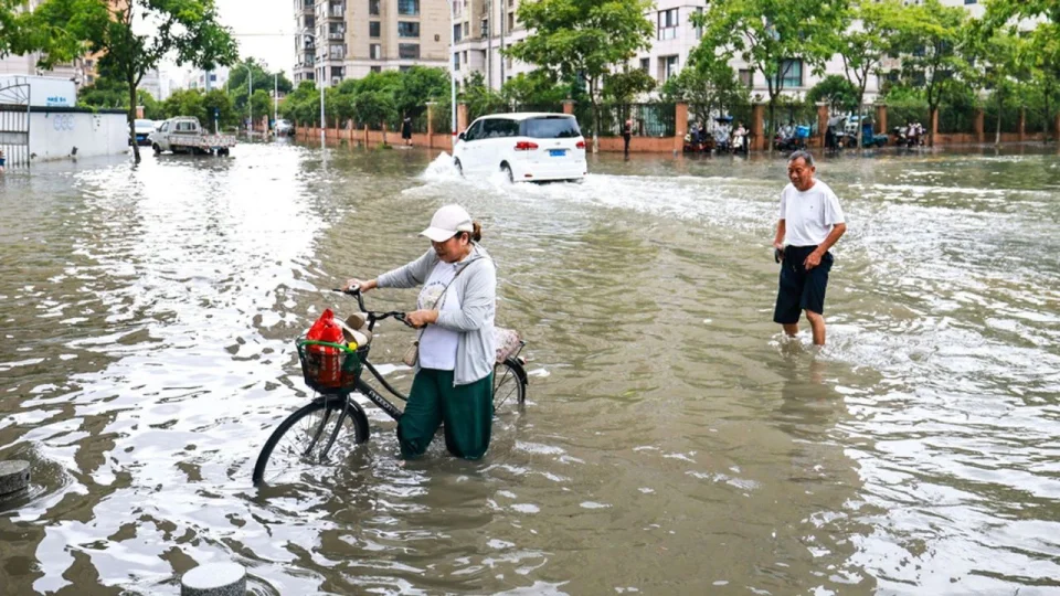 �in'de Bavi Tayfunu nedeniyle 260 bin ki�i tahliye edildi