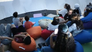 Çocuklar "Uzay Yolcuğu Çadırı" etkinliğinde keyifli dakikalar geçiriyor