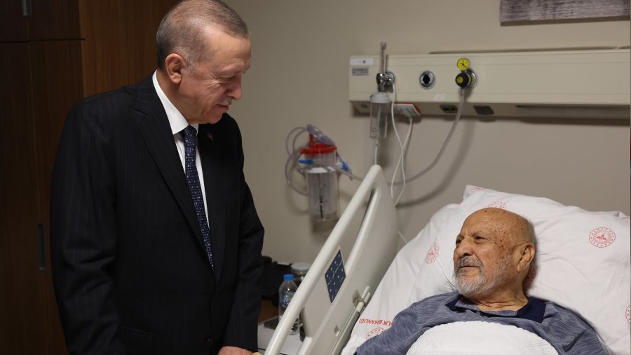 Cumhurba�kan� Erdo�an, eski Devlet Bakan� Aksay'� hastanede ziyaret etti