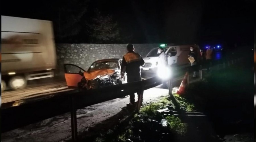 D-100'de otomobil, t�ra arkadan �arpt�