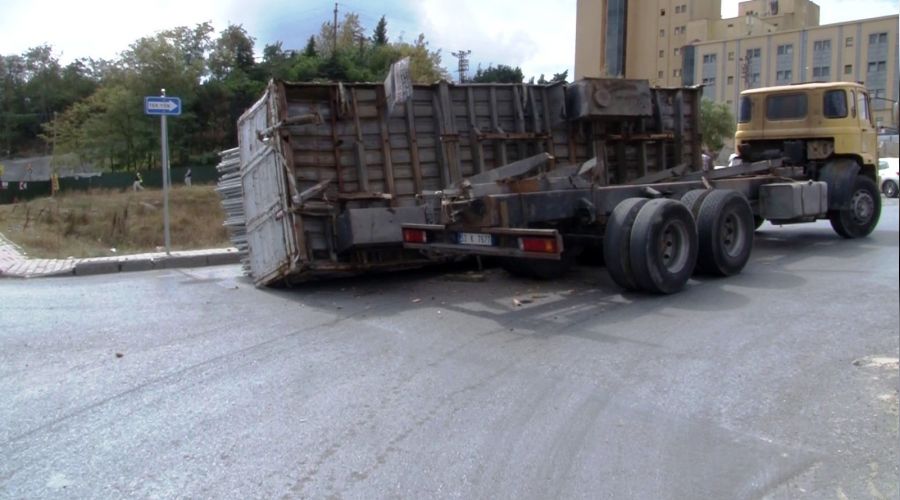 Demir y�kl� kamyonun kasas� devrildi