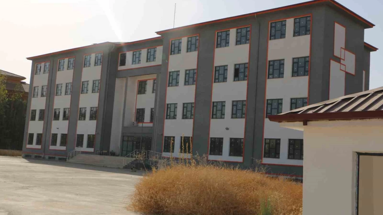 DEM'li belediyenin ruhsat vermediği okul, 2 yıldır açılamıyor