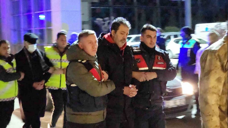 120 ki�iye mezar olan otelin sahibi ve o�lu sa�l�k kontrol� i�in hastaneye getirildi