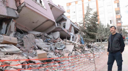 Depremde yıkılan evinin başında nöbet tutuyor