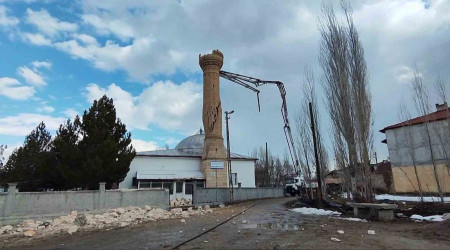 Depremde zarar gören minare kontrollü yıkıldı