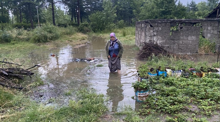 Dereler ta�t�, tar�m arazileri su alt�nda