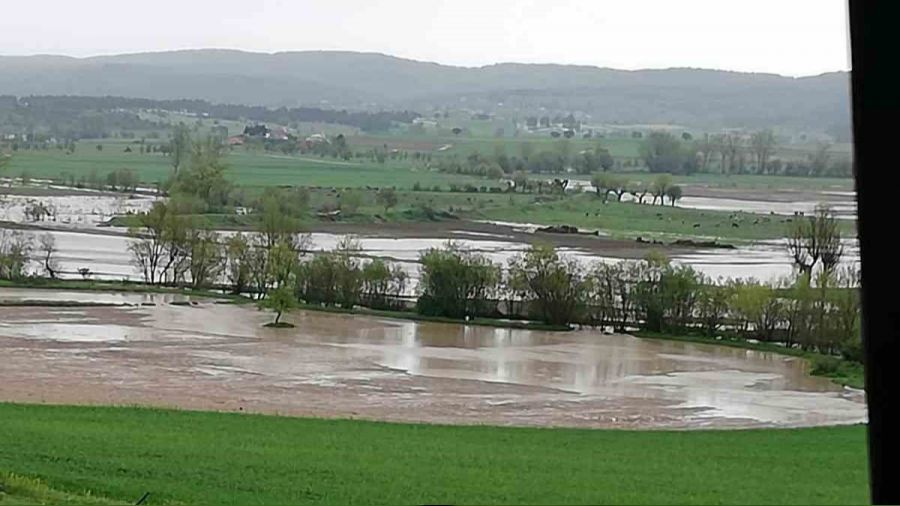 Devrekani'de tar�m arazileri sular alt�nda kald�