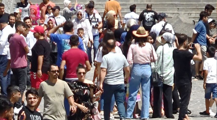Diyarbakır kırmızıya büründü
