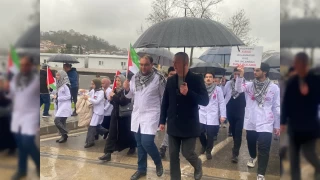 Doktorlar Gazze için kanlı önlükle yürüdü