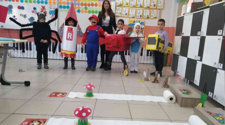 Ebru öğretmen sınıfını Mario parkuruna dönüştürerek okumayı öğretiyor