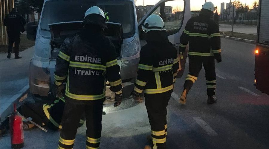 Edirne'de park halindeki kargo arac� yand�