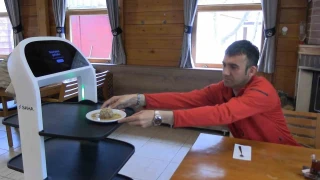 Edirne'de robot garson hizmete ba�lad�: M��teriler memnun