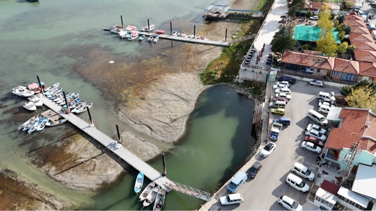 Eirdir Gl'nde balk tekneleri karaya oturdu