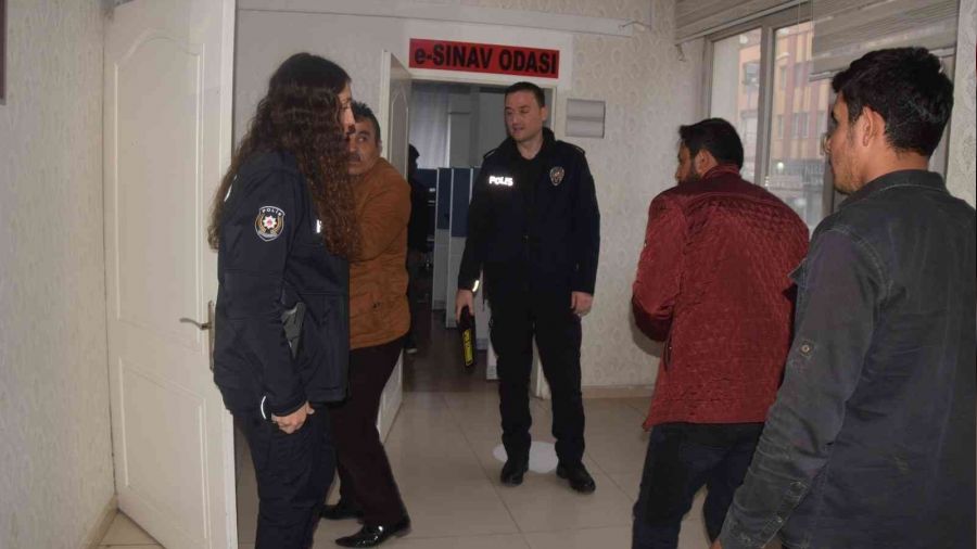 Ehliyet s�nav�nda joker operasyonu: 5 g�zalt�