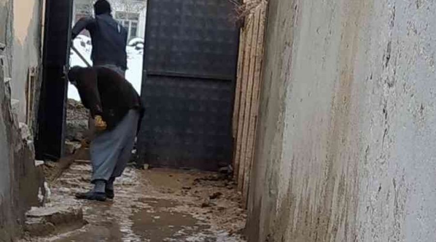 Elaz'da boru patlad, evleri su bast