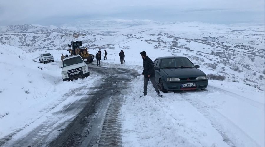 Elaz'da karda mahsur kalan 15 kii kurtarld