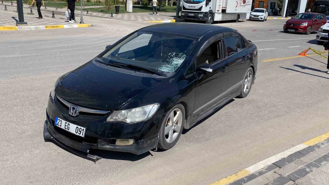 Elazığ'da otomobilin çarptığı kadın ağır yaralandı