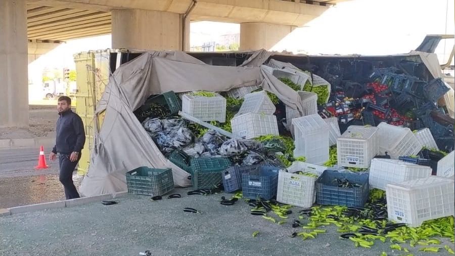 Elazığ'da sebze yüklü kamyon devrildi