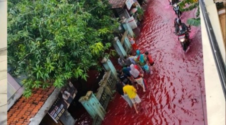Endonezya'da sel sular atk boya ile kart
