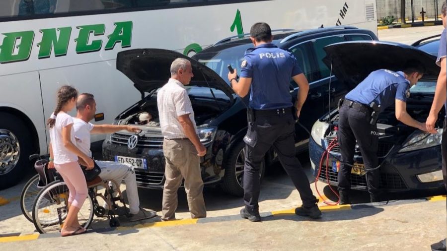 Engelli gurbet�inin yard�m�na polis yeti�ti