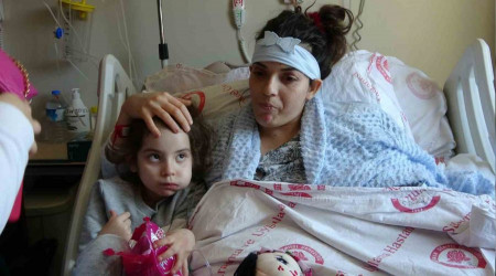 Enkazdan çıkan kızına 18 gün sonra kavuştu