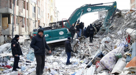 Enkazdan mucize bekliyoruz