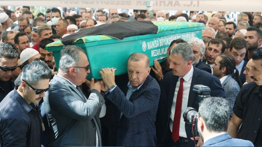 Erdoğan, Akhisar'da cenazeye katıldı