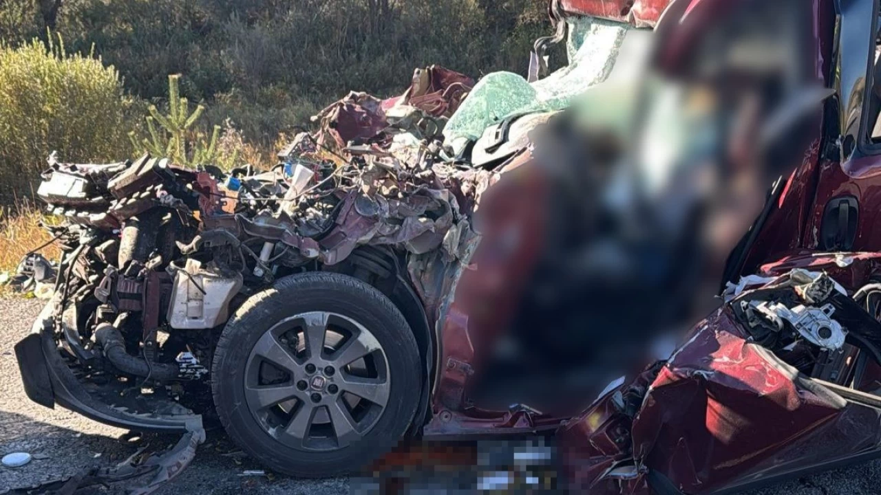 Erzincan'da otomobil, t�ra �arpt�: 3 �l�, 2 a��r yaral�