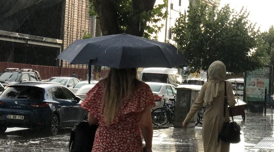 Erzincan'da sağanak sele dönüştü, bazı köy yolları ulaşıma kapandı