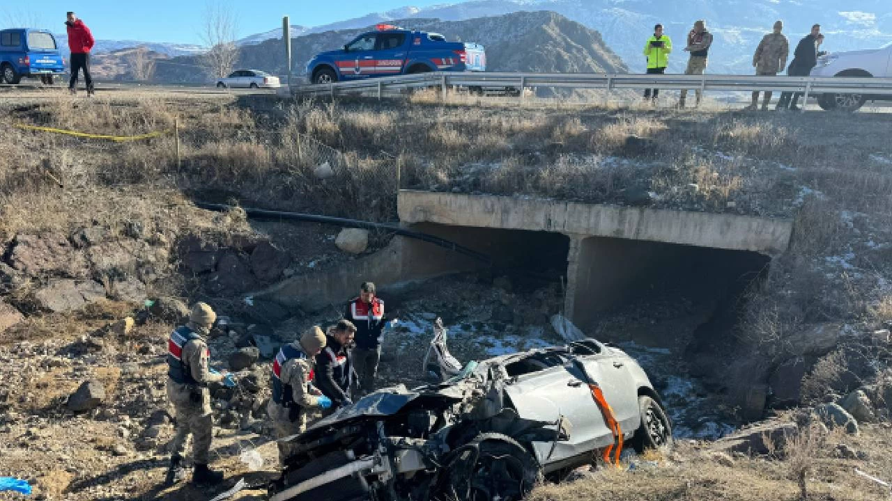Erzurum'da �arampole devrilen otomobildeki 3 ki�i �ld�
