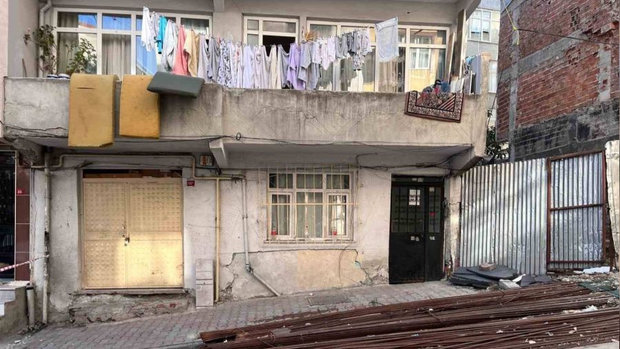 Esenler'de binanın zemininde kayma yaşandı