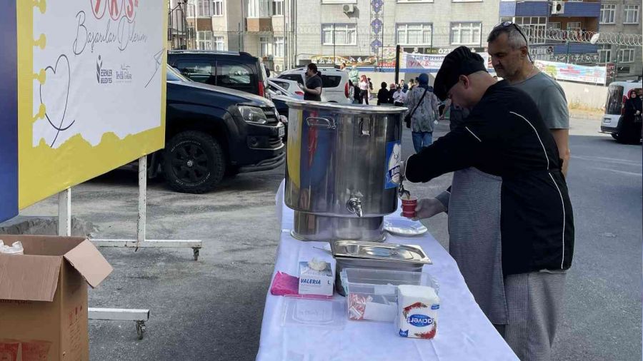 Esenler'de üniversite adayları ile yakınlarına çay ve çorba ikramı