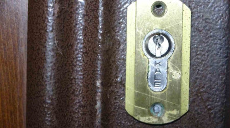 Ev sahibi kiraclar eve giremesin diye kaplarna yaptrc srd